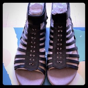 Camellia Marconi Earth Sandals